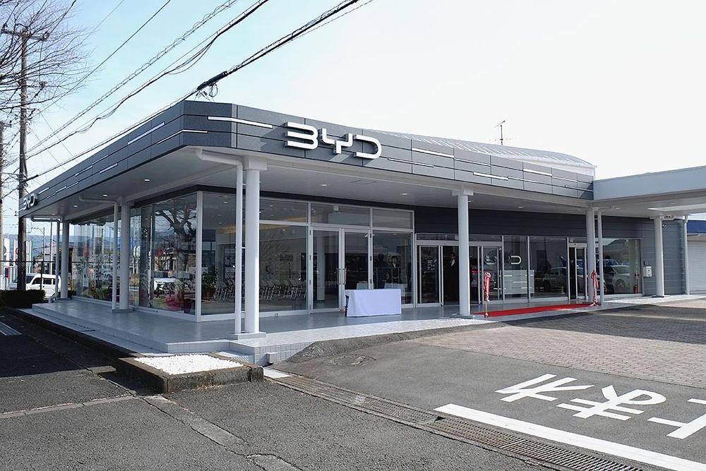 飲食店などが建ち並ぶ国道１号沿いの「ＢＹＤオート三島」