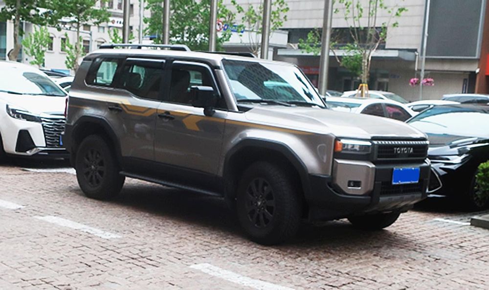 写真７　大連の高級ホテル前に停まっていた「ランドクルーザー」