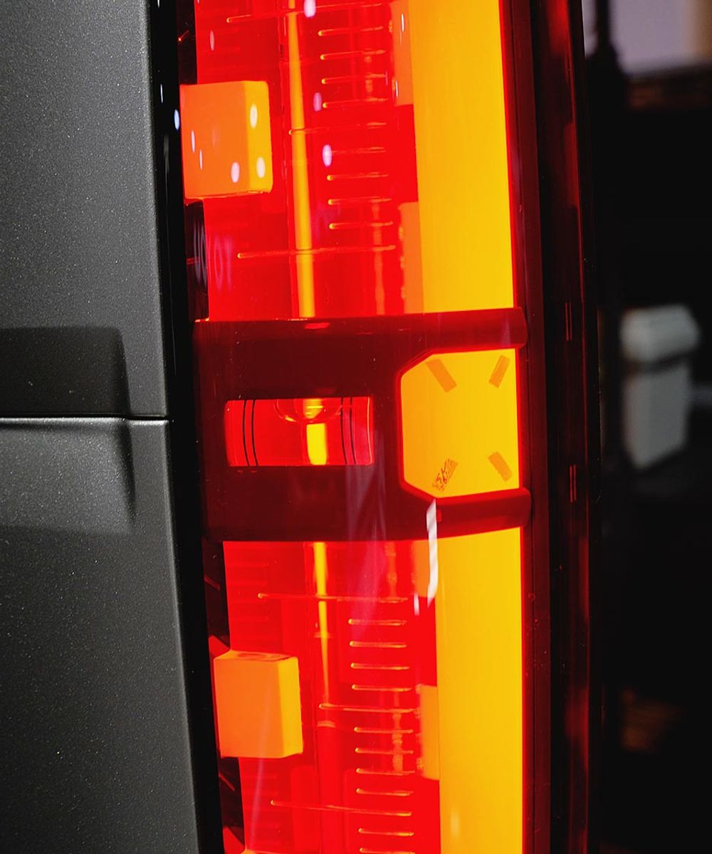 屋外作業や車中泊を想定し、リアコンビランプには定規目盛りと水平器が付く