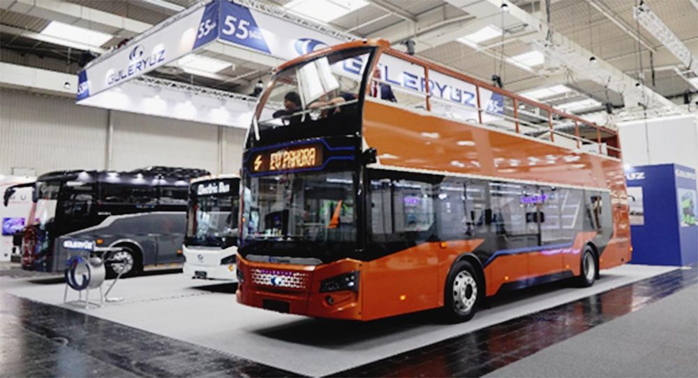 （写真９）トルコのコーチビルダー「ギュラーイズ車」のダブルデッカー。エンジンシャシーはオランダＤＡＦ社（米国パッカー社の子会社）またはボルボから供給を受けているとのこと