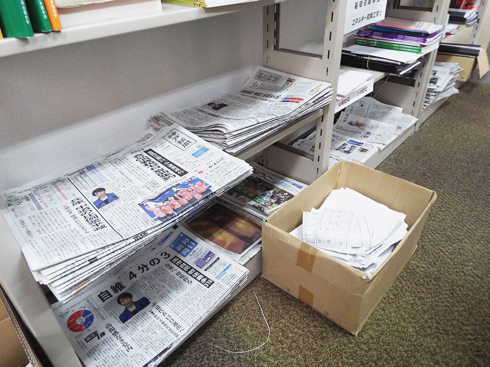 池田特任准教授の研究室にはさまざまな情報媒体が揃う
