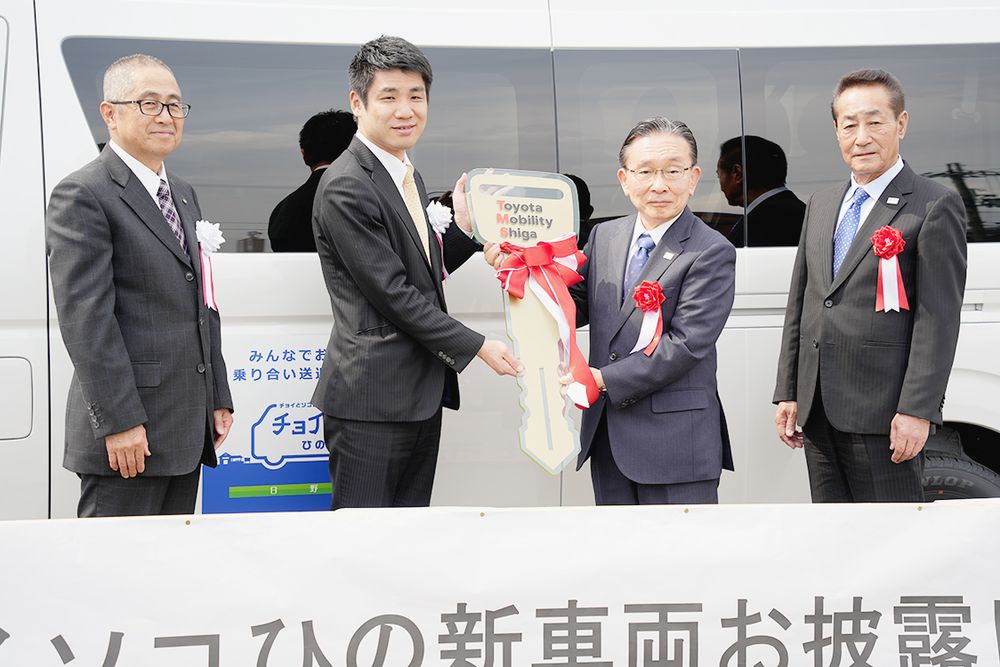 堀江町長にレプリカキーを渡す小澤社長