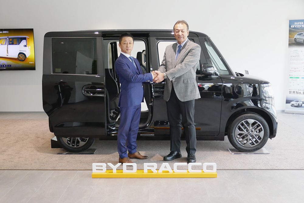オープン初日に訪れたリバティの蓮尾社長（左）とＢＹＤオートジャパンの東福寺厚樹社長