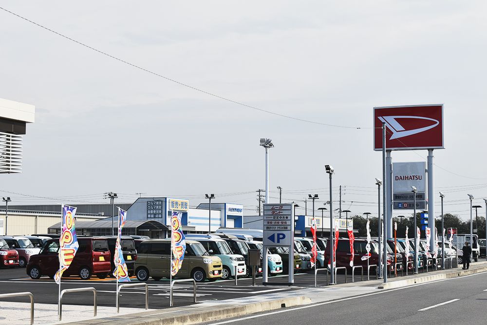 店舗前に中古車を一堂に展示するなど、中古車販売を強化する
