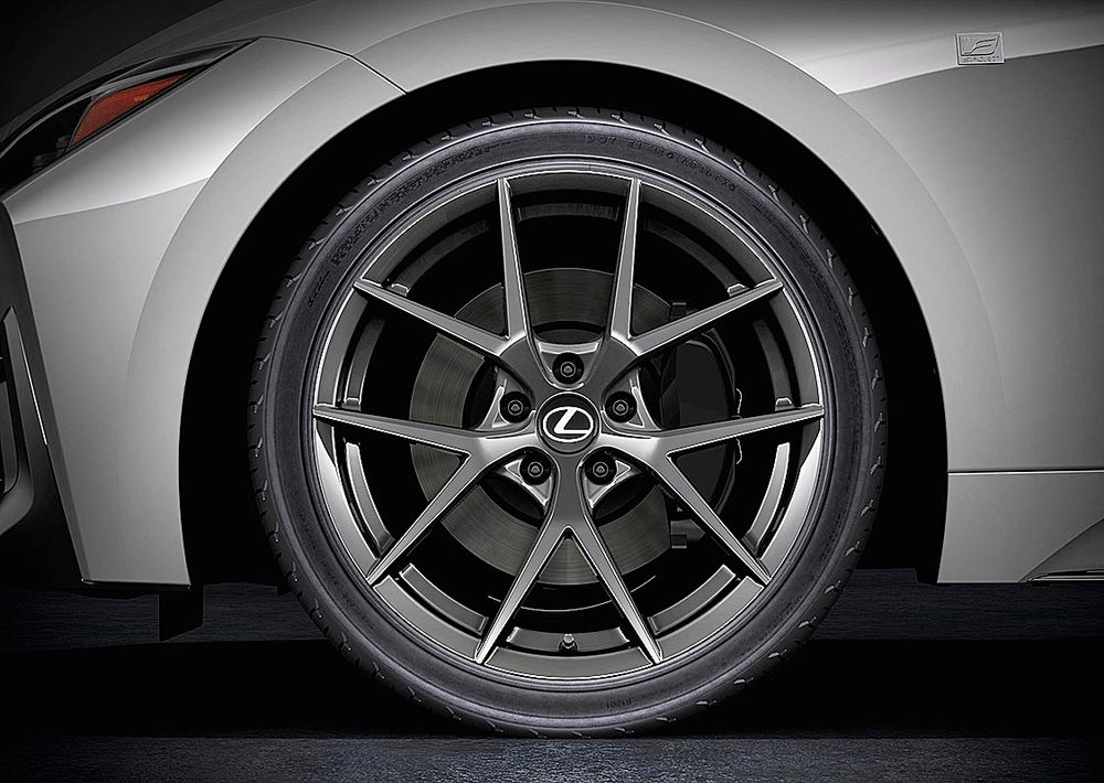 新デザインの１９㌅軽量アルミホイール
