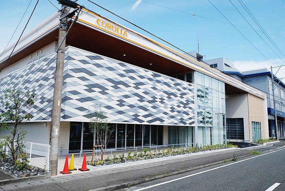 印象的な外壁が目を引く新店舗の外観