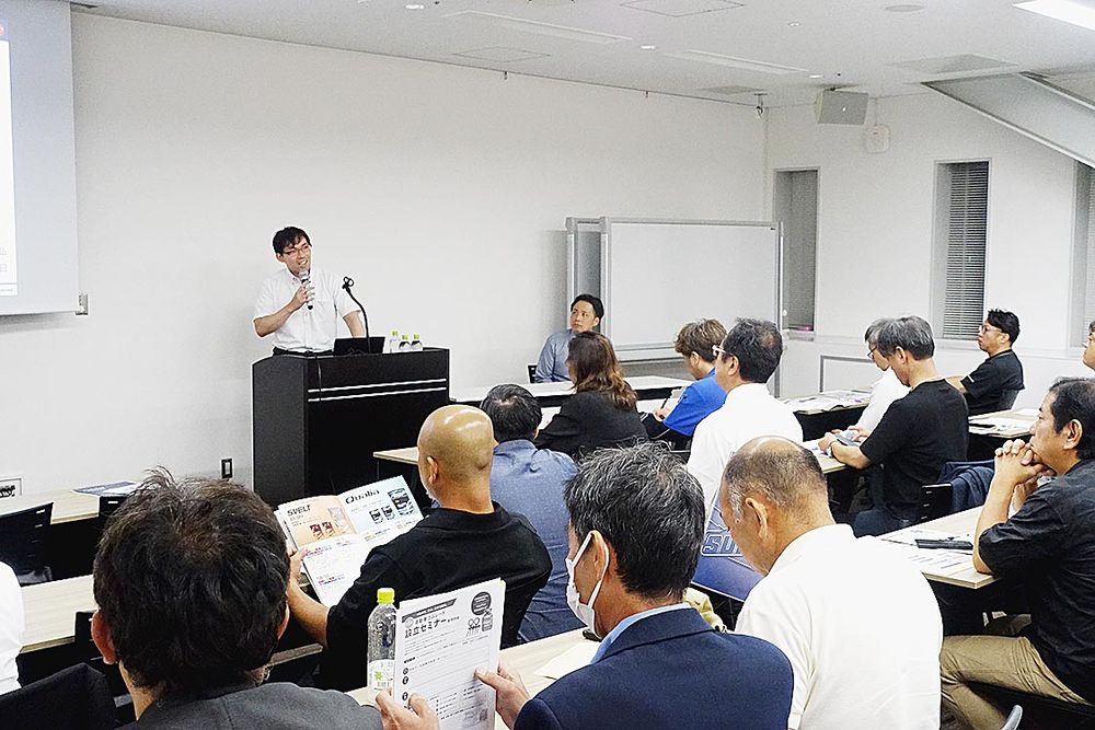 外部講師を招き専門的な知識をともに学んでいく