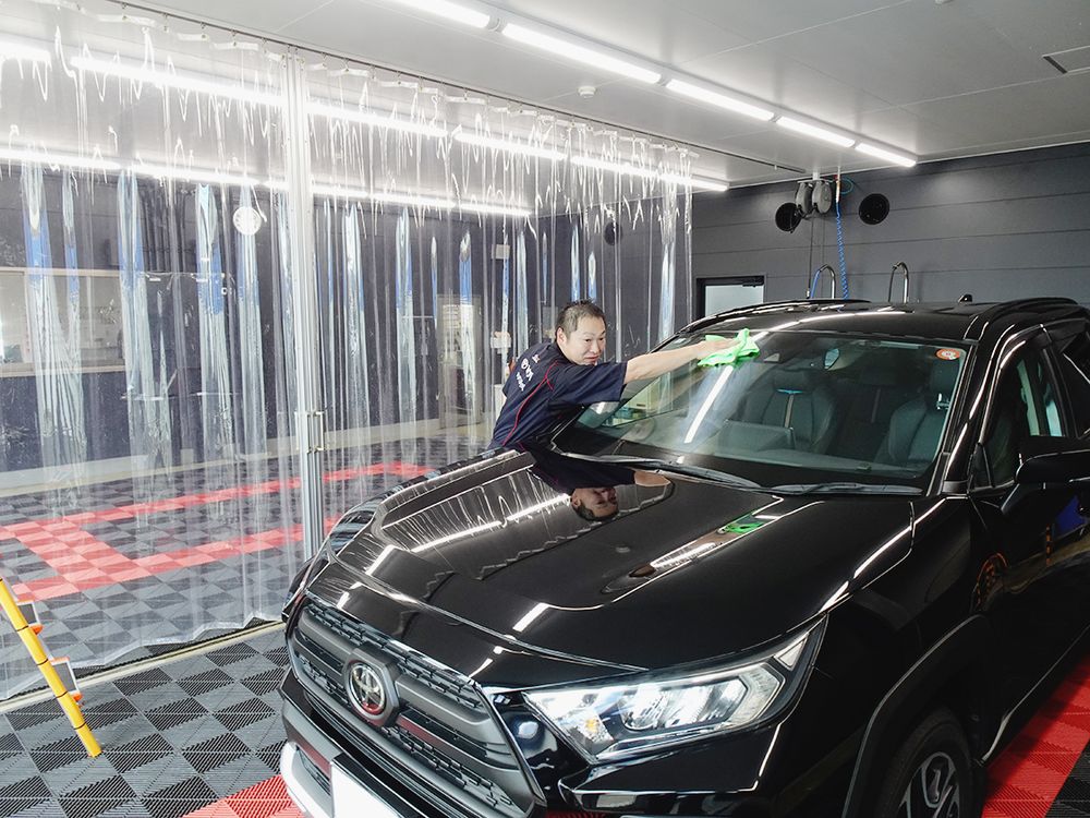 スタッフはネッツ福島のつなぎを着用、丁寧な仕事が好評だ