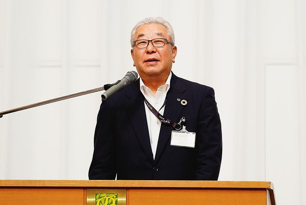 あいさつする小関社長