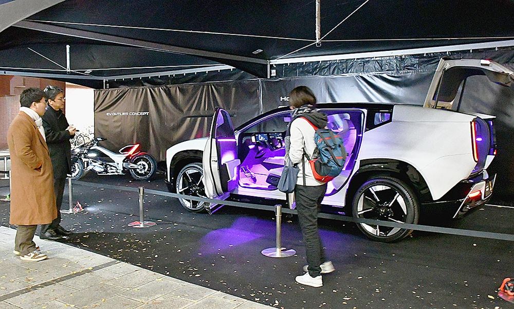 大学構内には次世代ＥＶ「ゼロシリーズ」のＳＵＶなども展示した