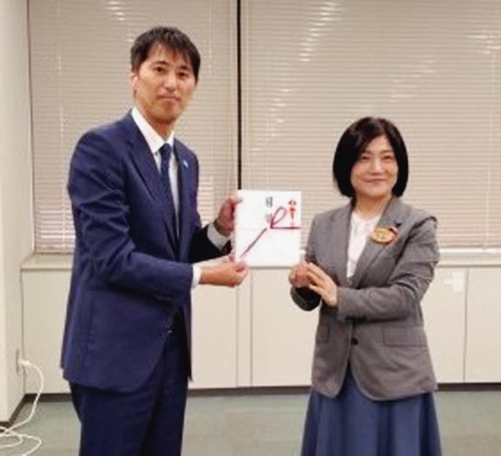 熊本県健康福祉部の下山薫部長（右）とタウの岡本真介執行役員