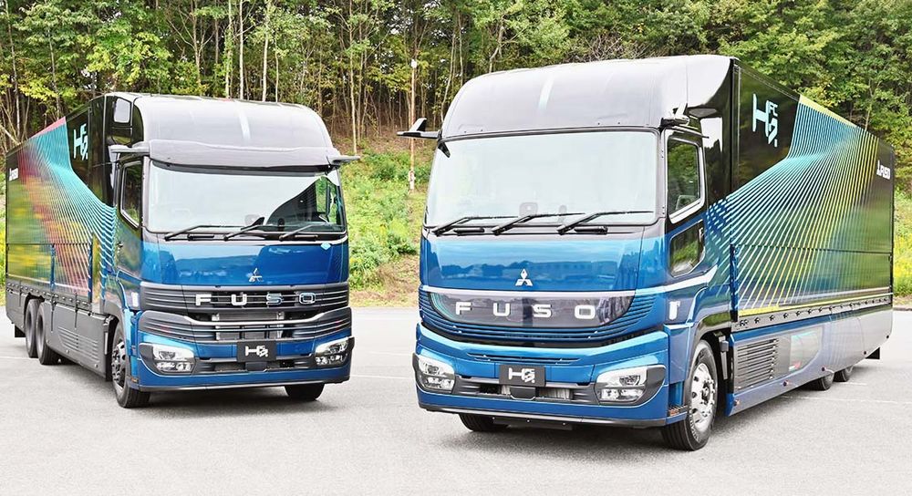 三菱ふそうの液体水素FCトラック（右）とＣＨＧの水素エンジントラック