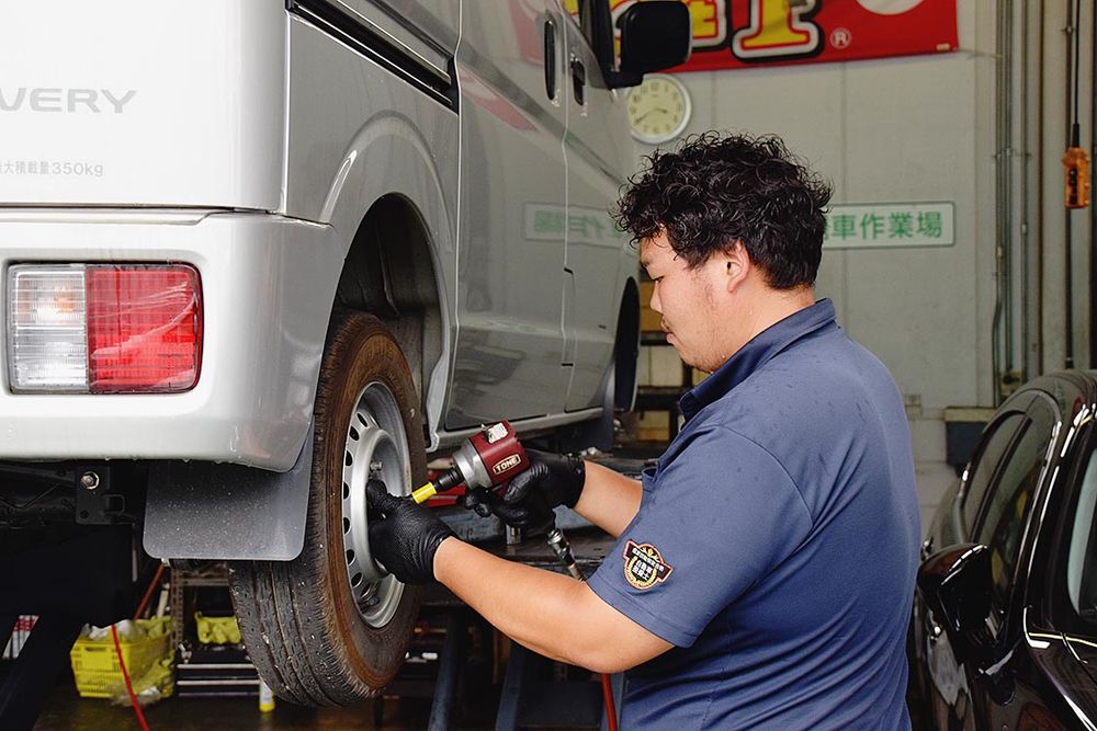 スタッフ全員が資格を取得している（写真は今江泰治工場長）