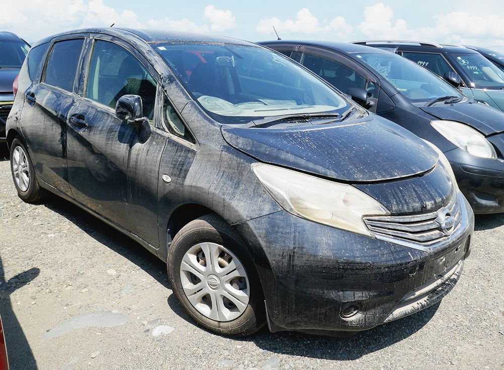 屋根まで水没した車両