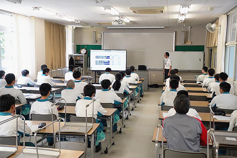 座学を受ける学生たち