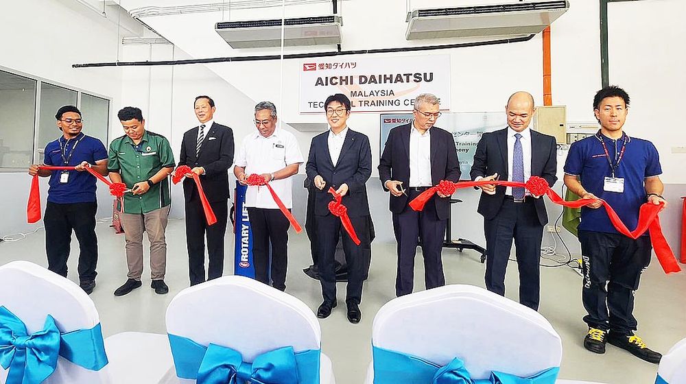 愛知ダイハツのマレーシアの研修センターの開校式（写真左から3人目が坪内孝暁社長）