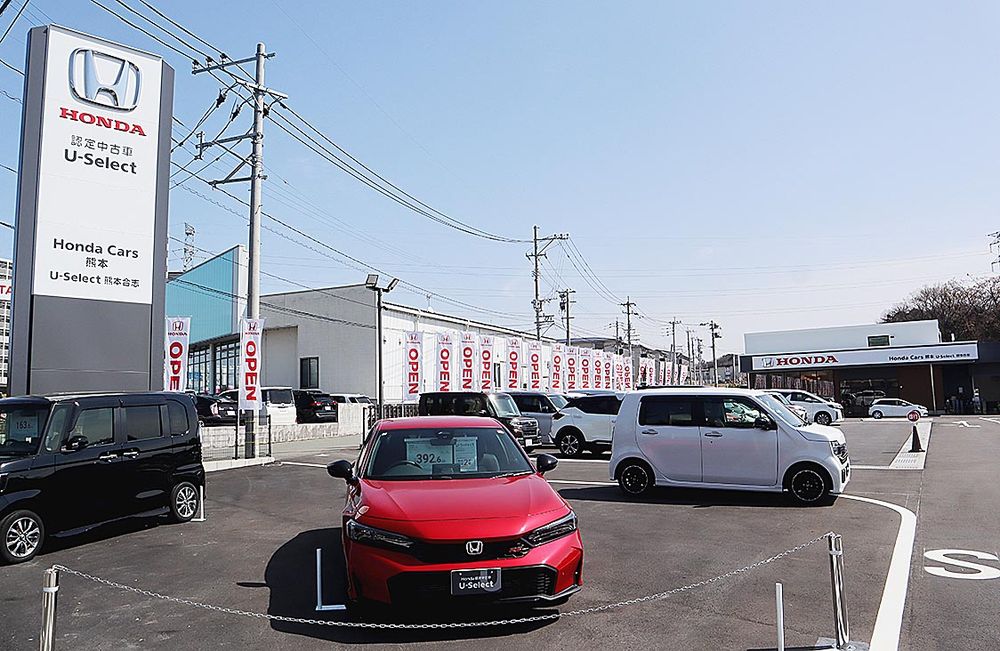 九州最大級の展示場として初日から多くの来店客でにぎわった