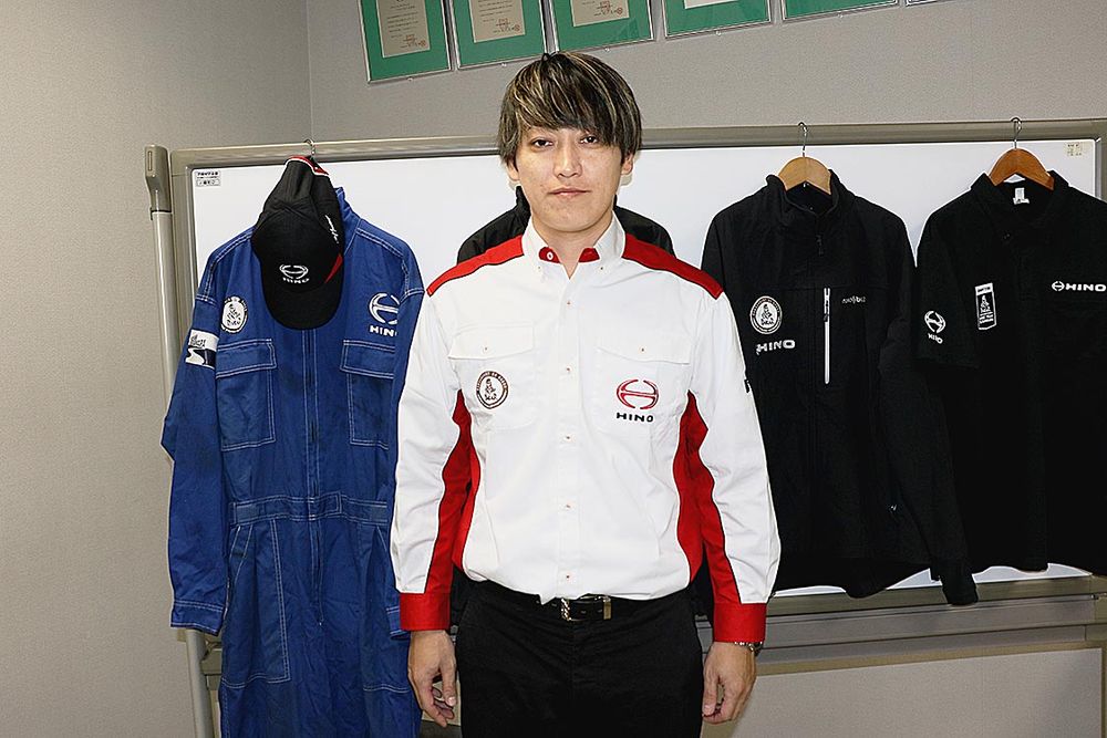 ユニホームをバックにしての田澤さん　