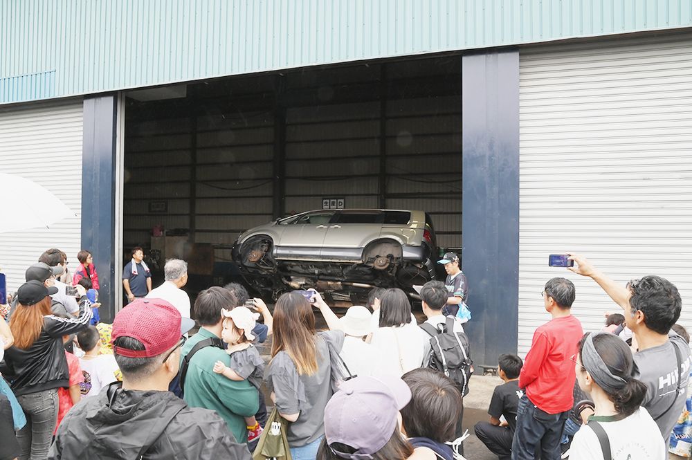 自動車リサイクルの作業を解説した