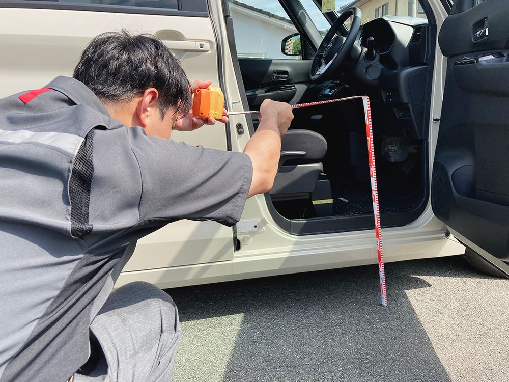  被災車両を調べる関係者（損保ジャパン提供）