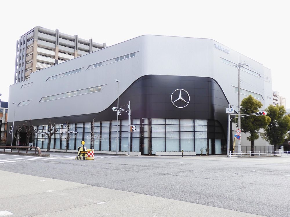 国道２号の小路交差点角地に立地する店舗外観