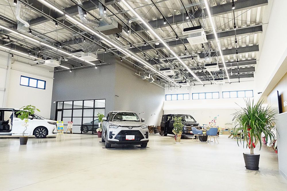 デザインにこだわった広々とした店内