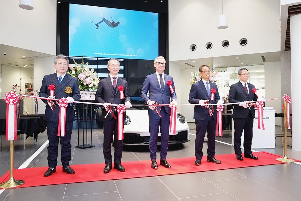 テープカットする関係者