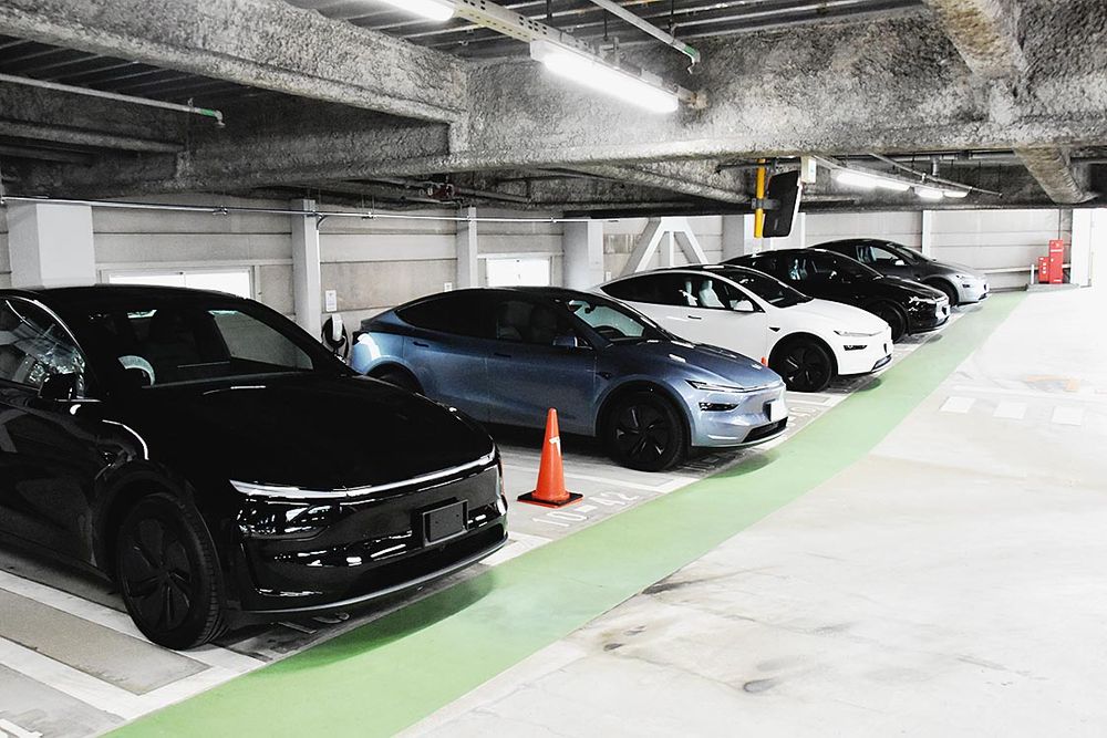 駐車場には納車待ちのテスラ車が並ぶ