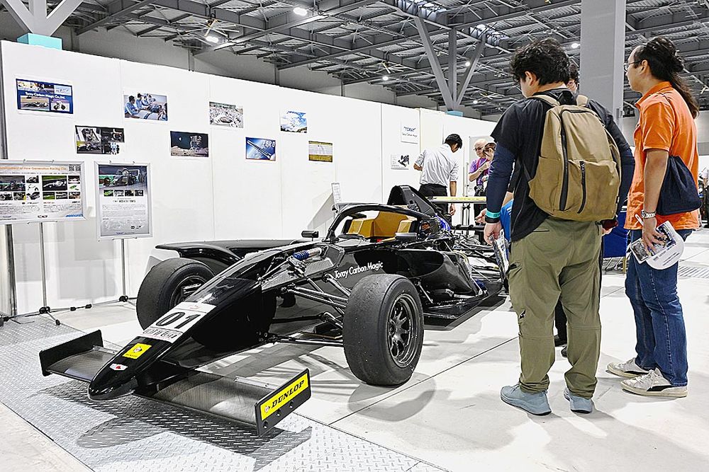 グラム単位の軽量化が求められるレースの世界では車体部品に不可欠（東レ・カーボンマジックのイベント出展の様子）