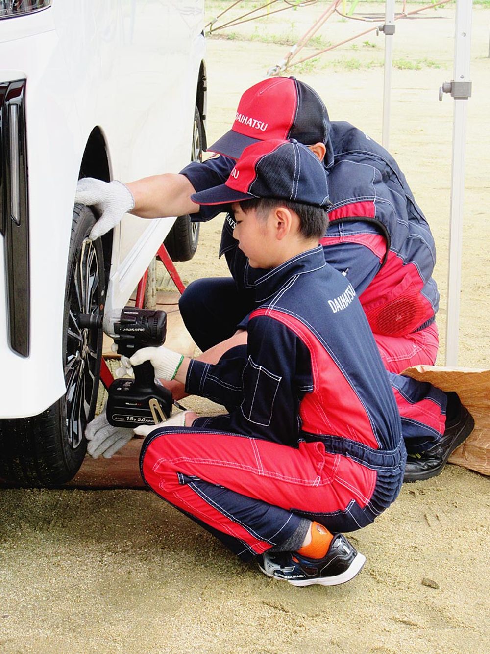 タイヤの取り外し作業を体験した