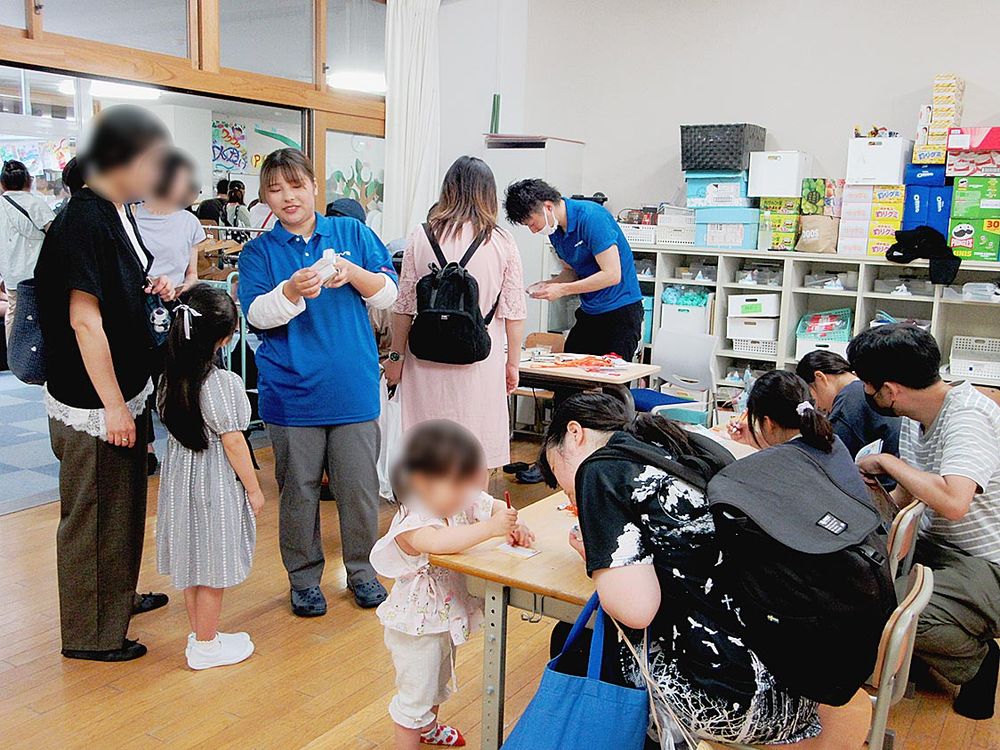 親子連れでにぎわう屋内ブース