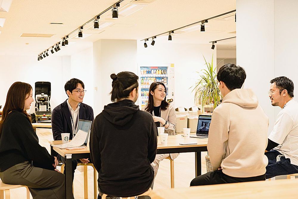 人事制度や教育などを拡充し、採用力アップを目指す企業が増える（写真はティアフォーの社内）