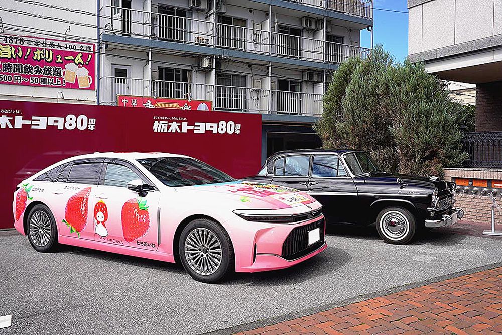 ホテル前には３代目イチゴクラウンを展示した