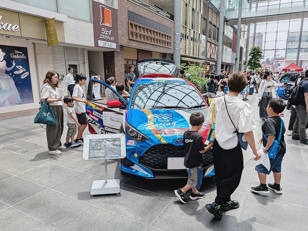 スポーツカーには多くの子どもたちが関心を示していた