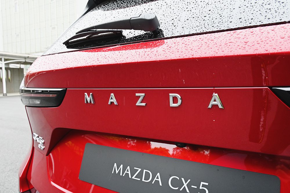 新型CX-5のリアには「MAZDA」の5文字が並ぶ