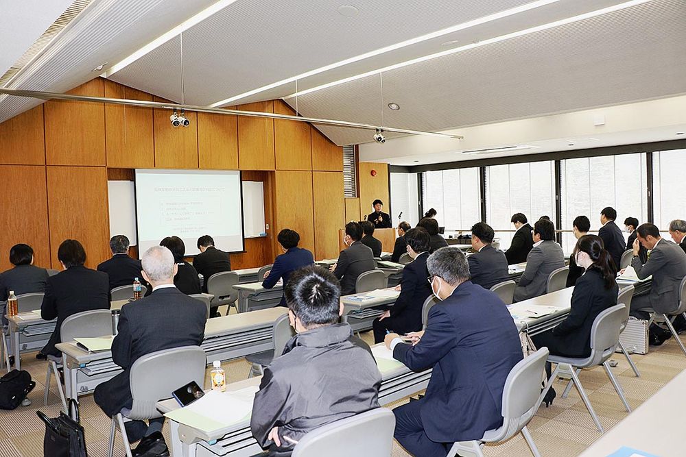 講師６人が温暖化防止策について解説