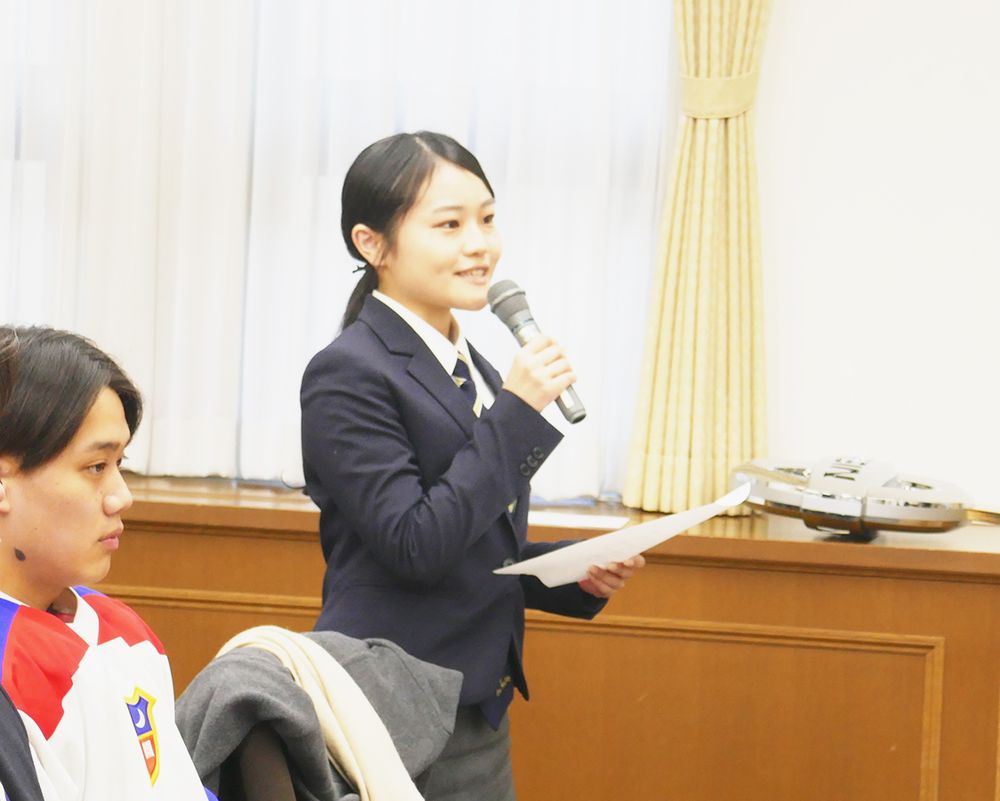 学生代表として車両提供に歓びの言葉を述べる松村さん（アイスホッケー部）