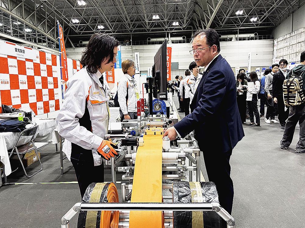 愛知製鋼のスカートゴムを切断する治具。右が木原一馬経営役員