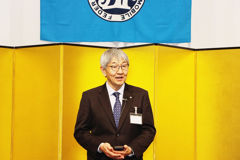 あいさつする鈴木支部長