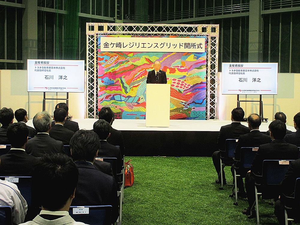開所式であいさつする石川社長