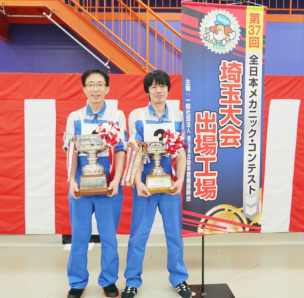 ４連覇のユーエイチーム（右から中間選手、松田選手）