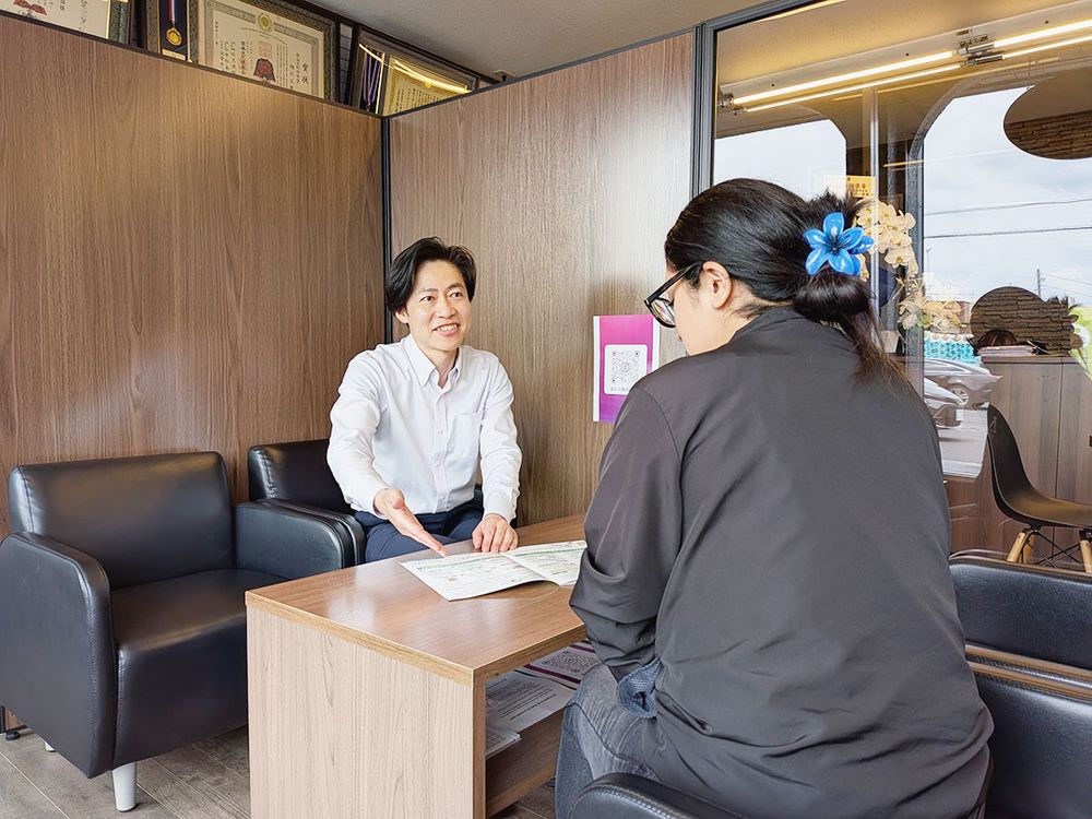 事務も含め、外国にルーツがあるスタッフが親身になって対応する