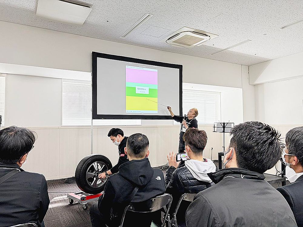 京都機械工具は「ｅ－整備ＴＩＲＥ」をセミナー会場で実演