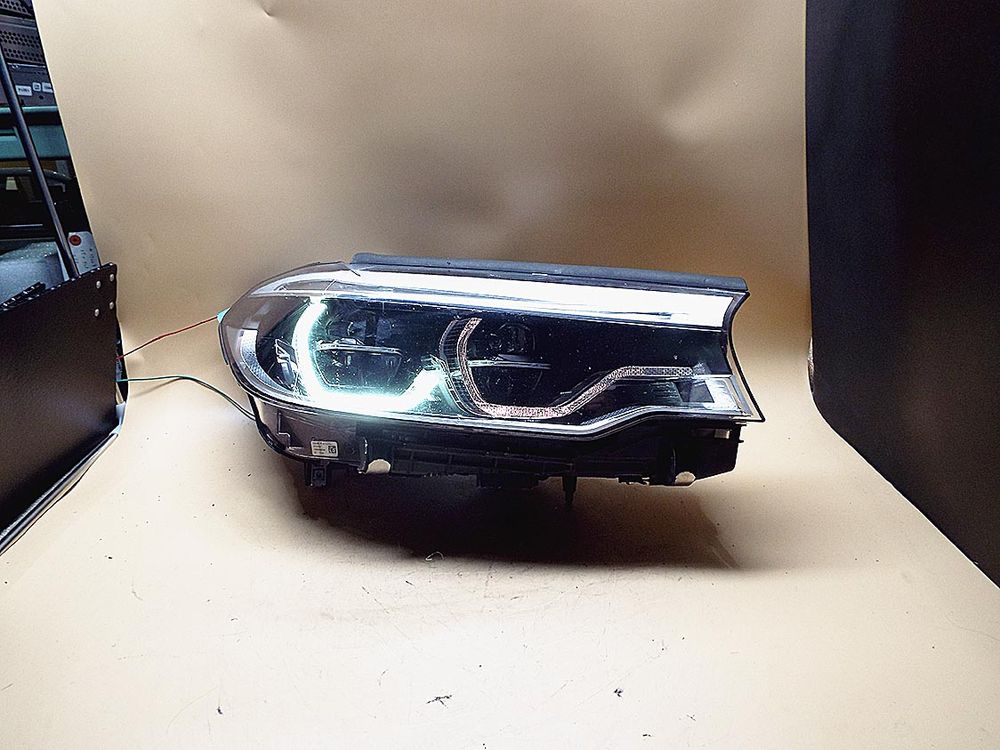 劣化したヘッドライト。ＬＥＤチューブが変色している
