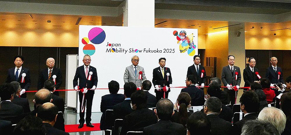 開会式のテープカットの様子