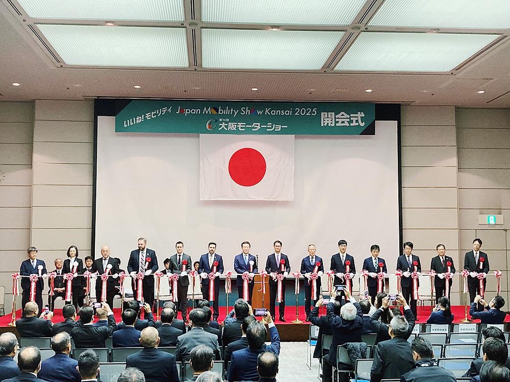 開会式でテープカットに臨む関係者