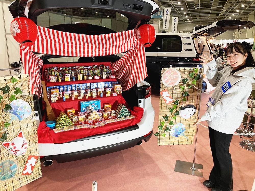 大阪オートメッセと近畿大学のタイアップ企画「デコって楽しむカーライフ」で披露した、縁日のイメージ装飾