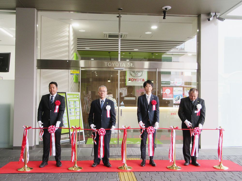 テープカットの様子