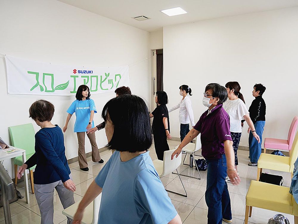 参加者は約50分間、音楽に合わせて体をほぐした