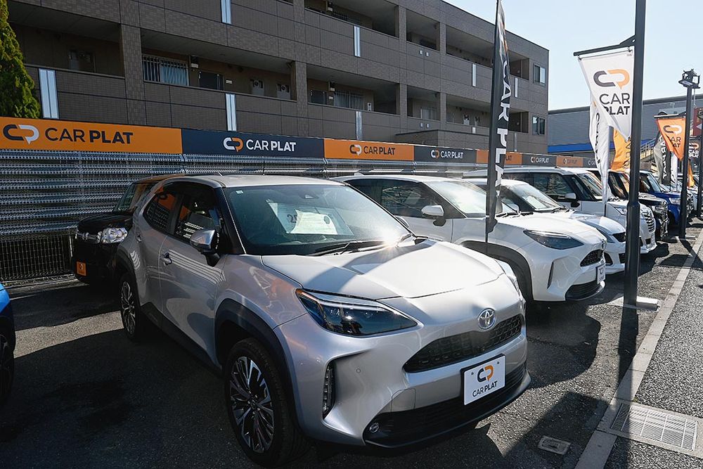 カープラット草加中央の中古車展示場